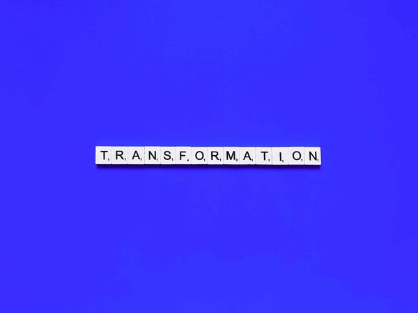 Quelles idées pour réutiliser une robe de demoiselle d'honneur dans sa garde-robe quotidienne?