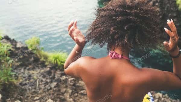 Quels sont les meilleurs soins pour traiter les cheveux exposés au chlore de piscine?