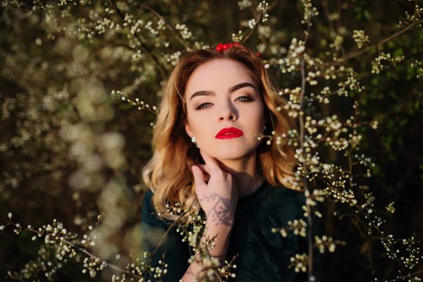 Comment s'habiller pour une réception de mariage en hiver tout en restant au chaud?