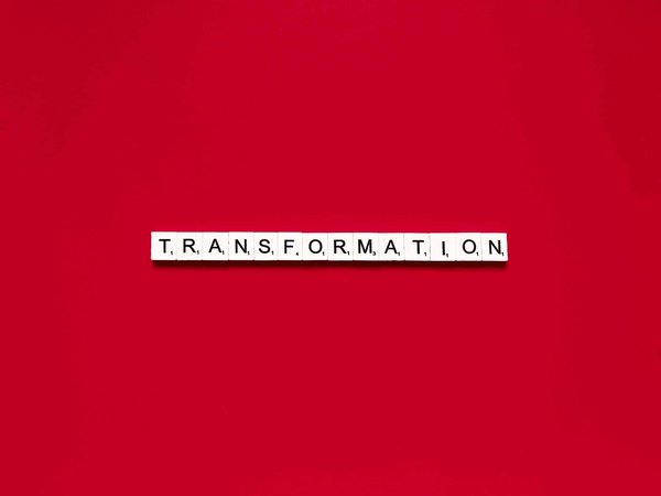 Quelles techniques pour transformer une écharpe classique en un accessoire de tête tendance?