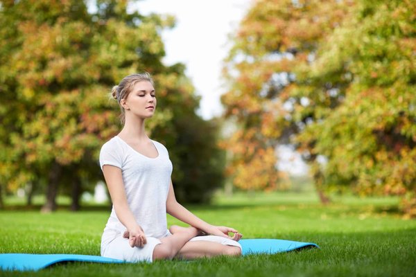 Comment personnaliser une routine de yoga matinale pour les femmes enceintes?